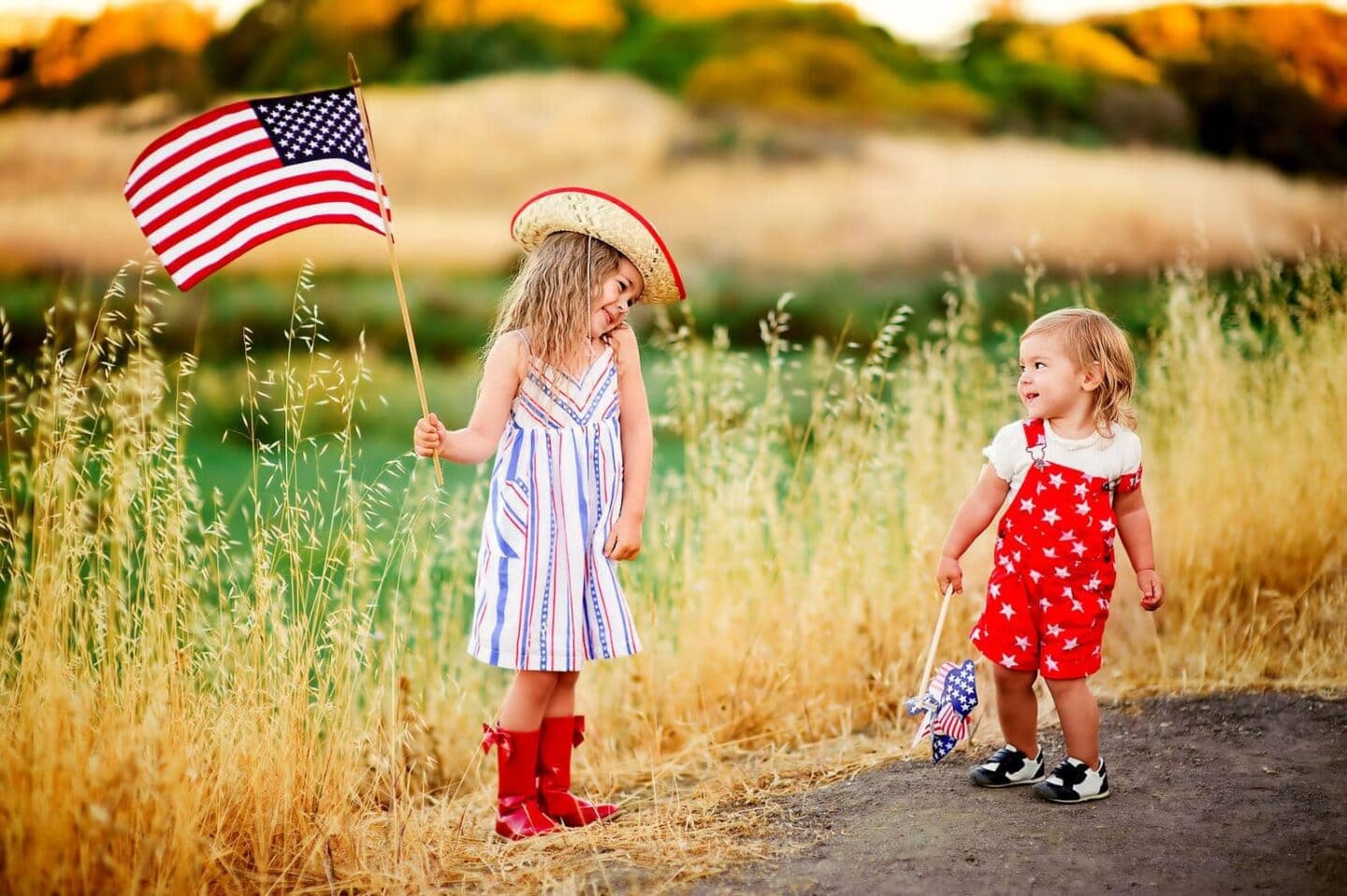 Smiling child celebrating 4th july - Independence Day www.minitravellers.co.uk