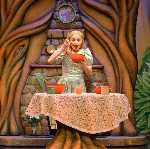 Review: Goldilocks and the 3 Bears, Dukes Theatre, Lancaster www.minitravellers.co.uk